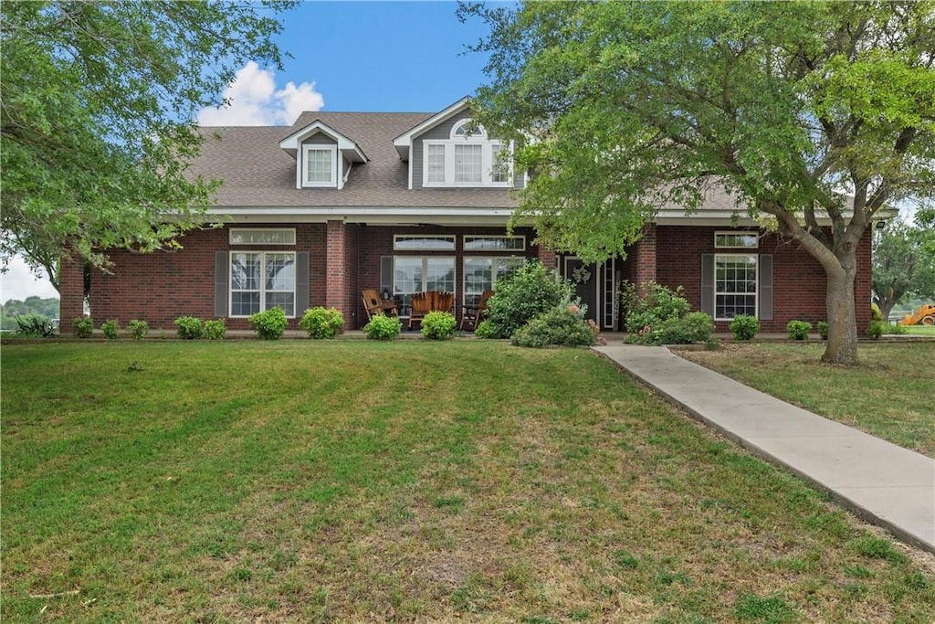 view of front of property featuring a front lawn