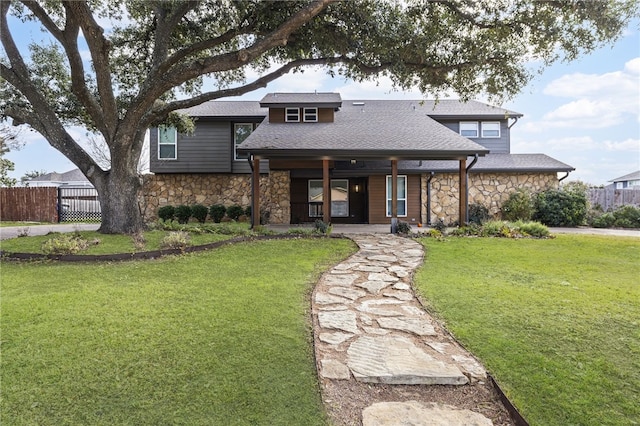 view of front facade featuring a front lawn