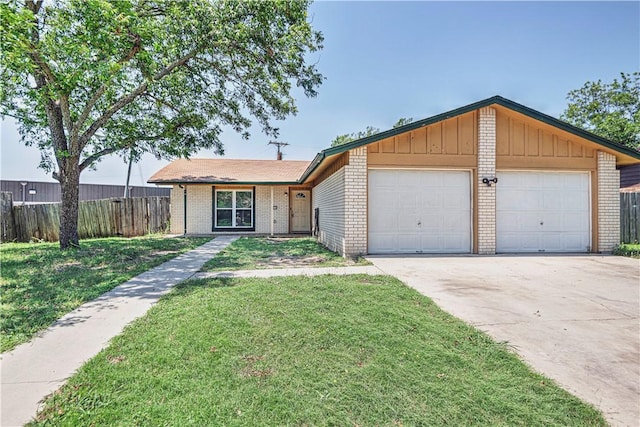 single story home featuring a front yard