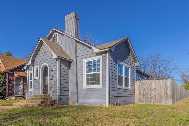 view of front of home with a front yard