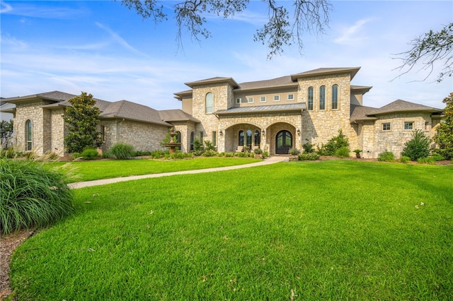 view of front facade featuring a front yard