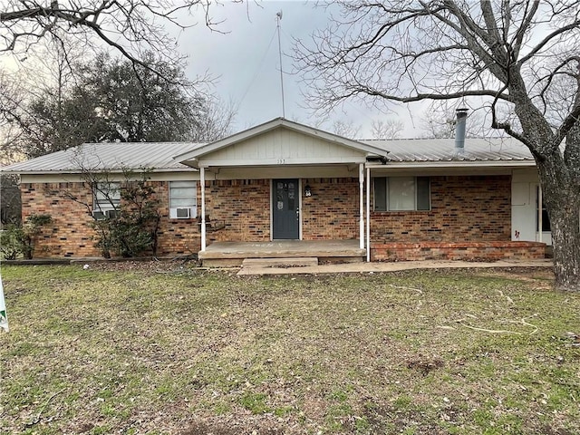 single story home featuring a front lawn