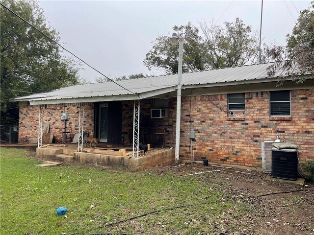 rear view of house featuring a lawn