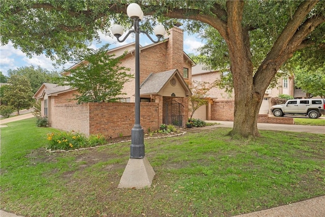 view of front of home featuring a front yard