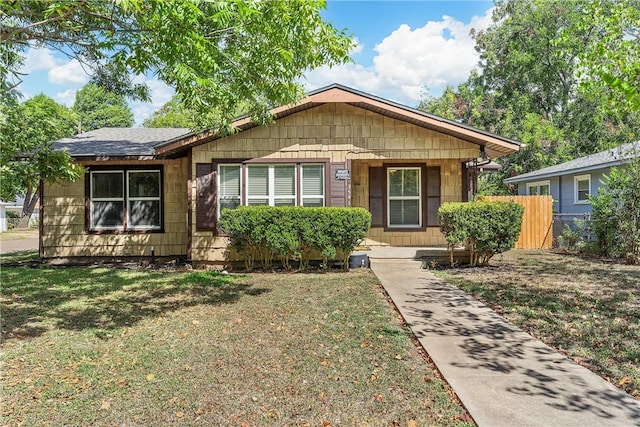 view of front of home featuring a front yard