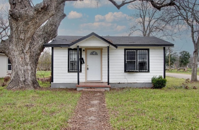 view of front facade with a front yard