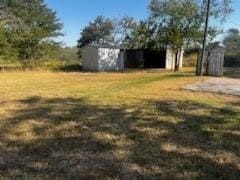 view of yard with an outbuilding