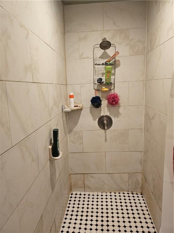 bathroom featuring a tile shower