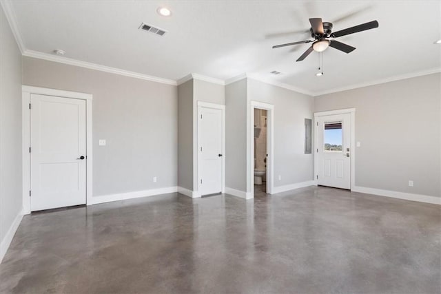 empty room featuring ceiling fan and ornamental molding