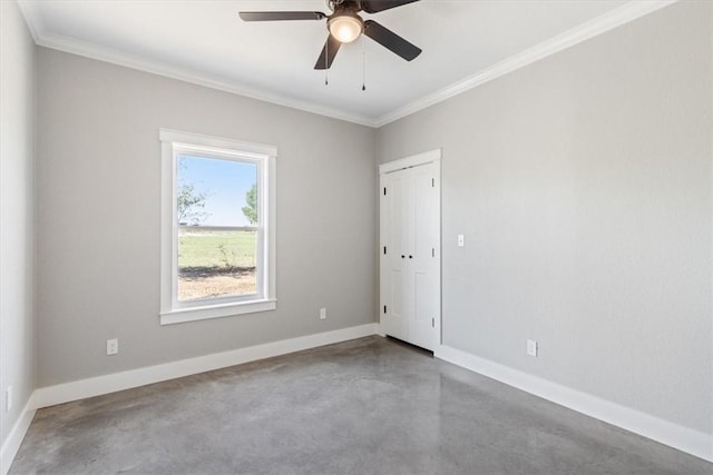 empty room with ceiling fan, concrete flooring, and ornamental molding