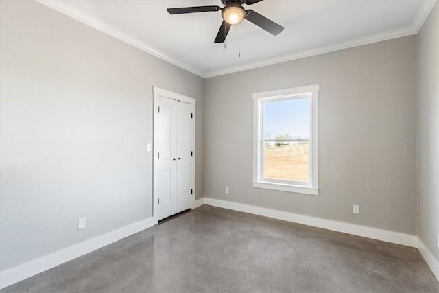 empty room with ceiling fan, concrete flooring, and ornamental molding