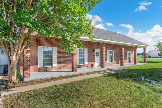 view of front of property with a front yard