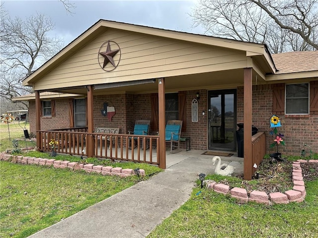 view of front of home featuring a front yard and covered porch