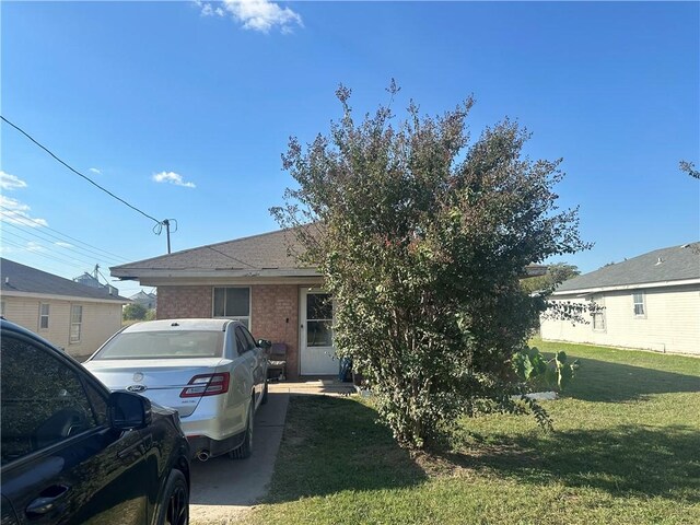 view of front of house featuring a front yard