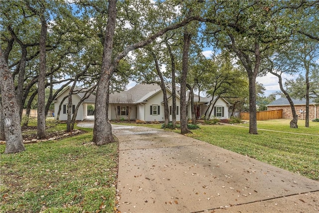 view of front of property featuring a front yard