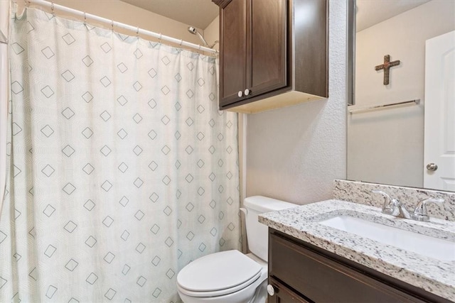 bathroom with a shower with shower curtain, vanity, and toilet