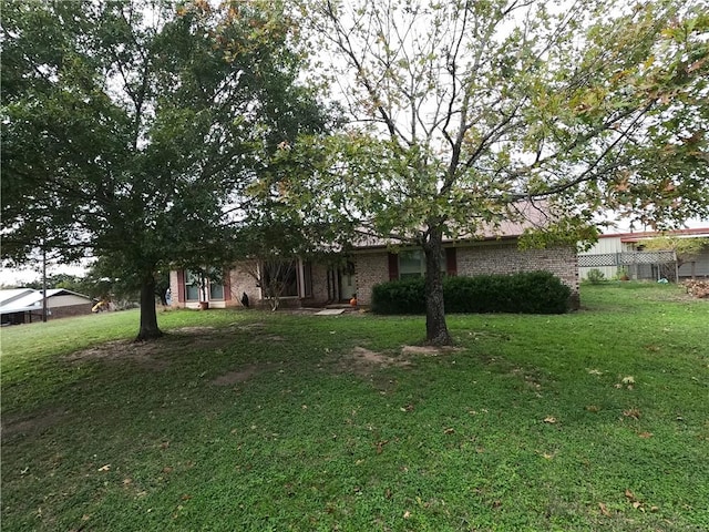 view of front facade featuring a front lawn