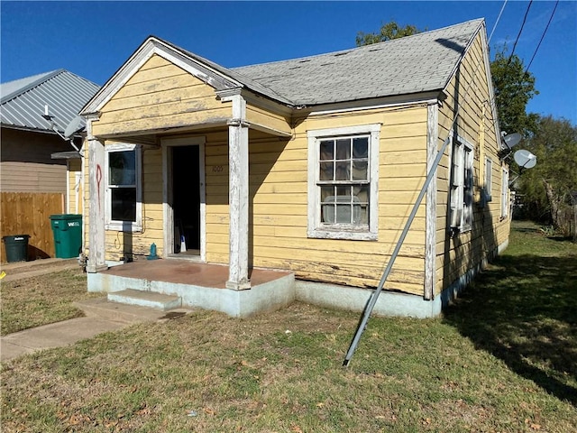 view of front of property featuring a front lawn