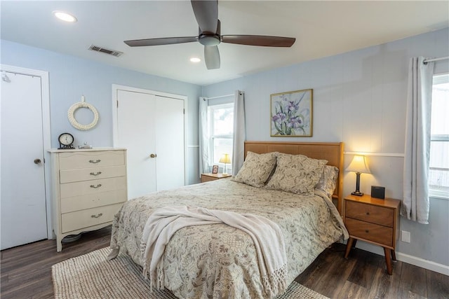 bedroom with dark wood-style floors, recessed lighting, visible vents, and a ceiling fan