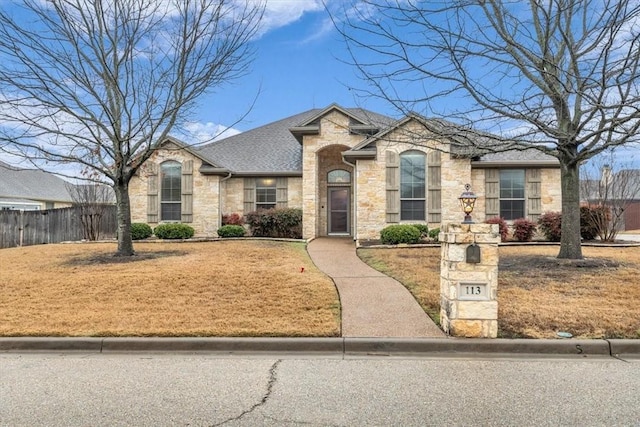 view of front facade featuring a front yard