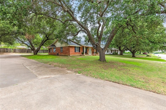 single story home with a front lawn