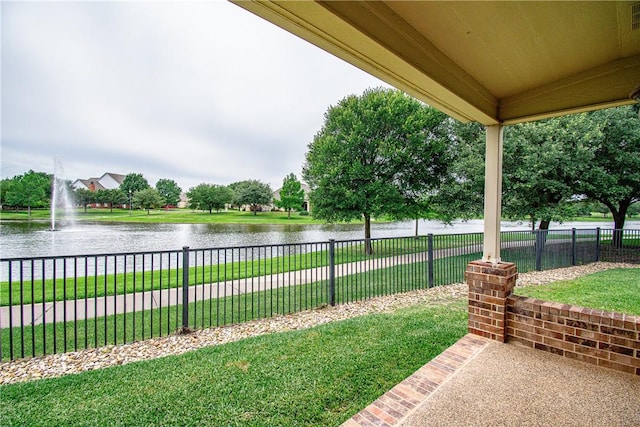 view of yard featuring a water view