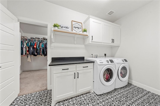 washroom featuring cabinet space, baseboards, visible vents, and independent washer and dryer