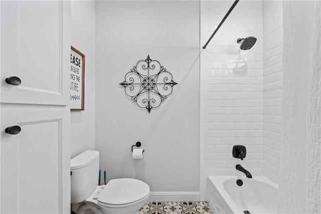 full bathroom featuring baseboards, toilet, and shower / bath combo with shower curtain