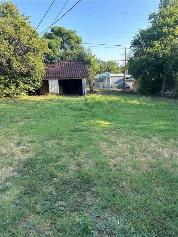 view of yard with an outdoor structure