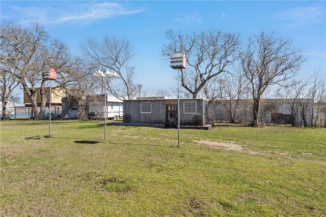 view of yard featuring an outdoor structure