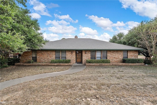 ranch-style home featuring a front lawn