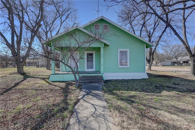 view of front of property with a front lawn and covered porch