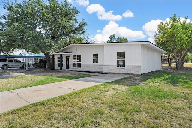 view of front of property with a front lawn