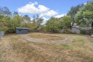 view of yard with a shed