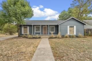 ranch-style house featuring covered porch