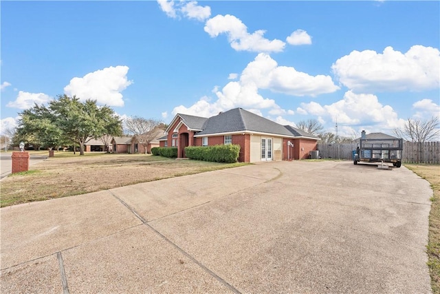 view of front facade with a front lawn