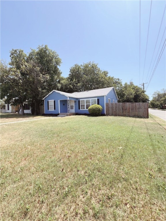 view of front facade featuring a front lawn