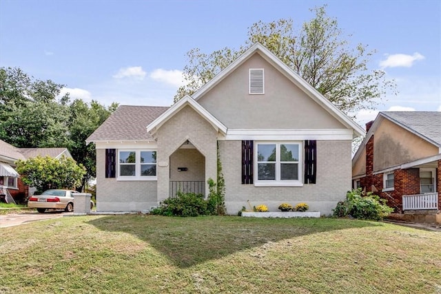 view of front facade featuring a porch and a front lawn