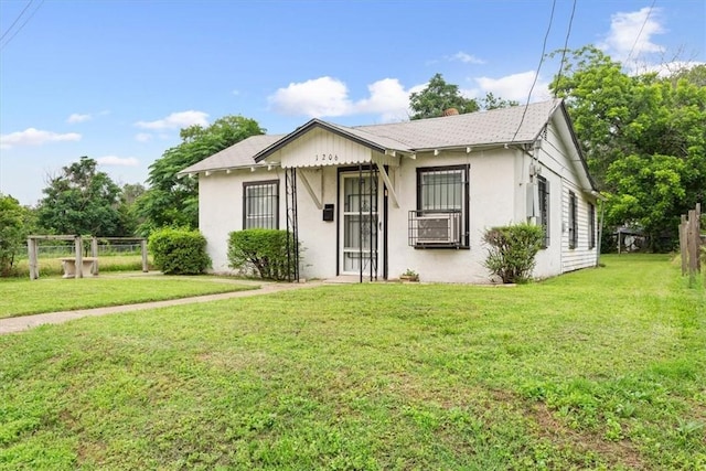 view of front of property with a front yard