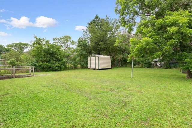 view of yard featuring a storage shed