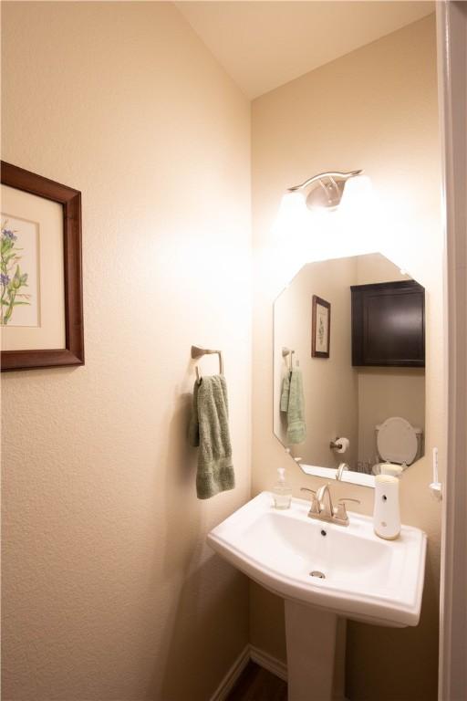 bathroom featuring sink