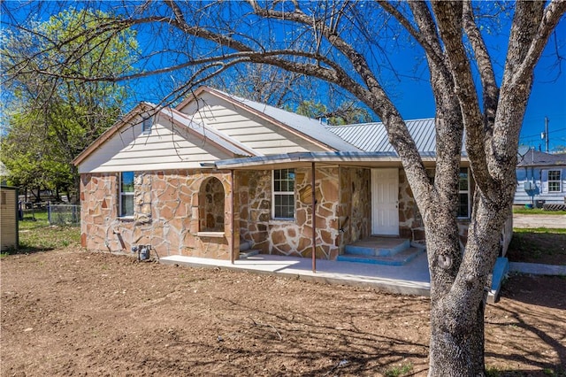 view of front of property featuring a patio