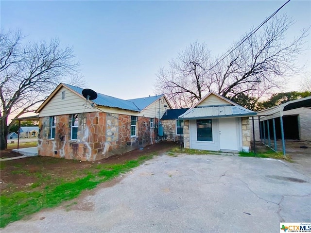 view of front of home featuring a carport