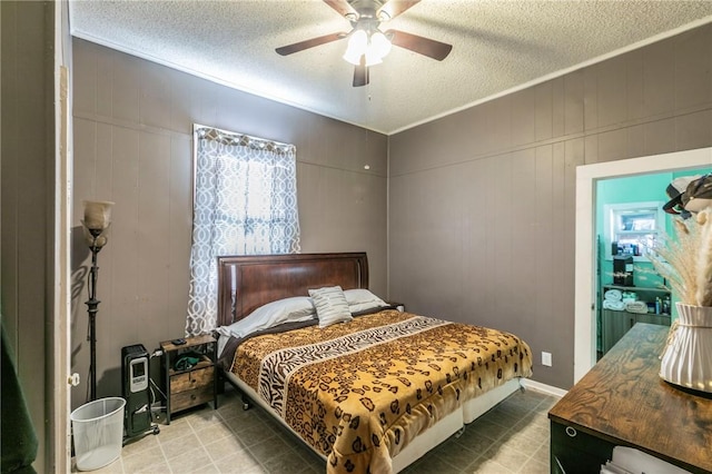 bedroom featuring ceiling fan and a textured ceiling