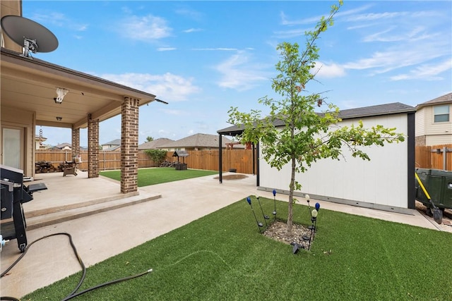 view of yard featuring a patio