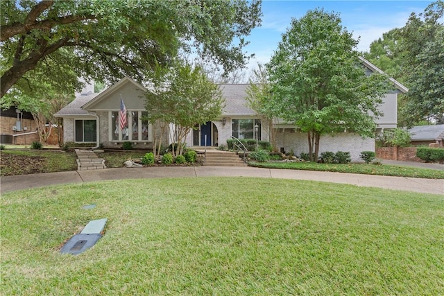 view of front facade featuring a front lawn