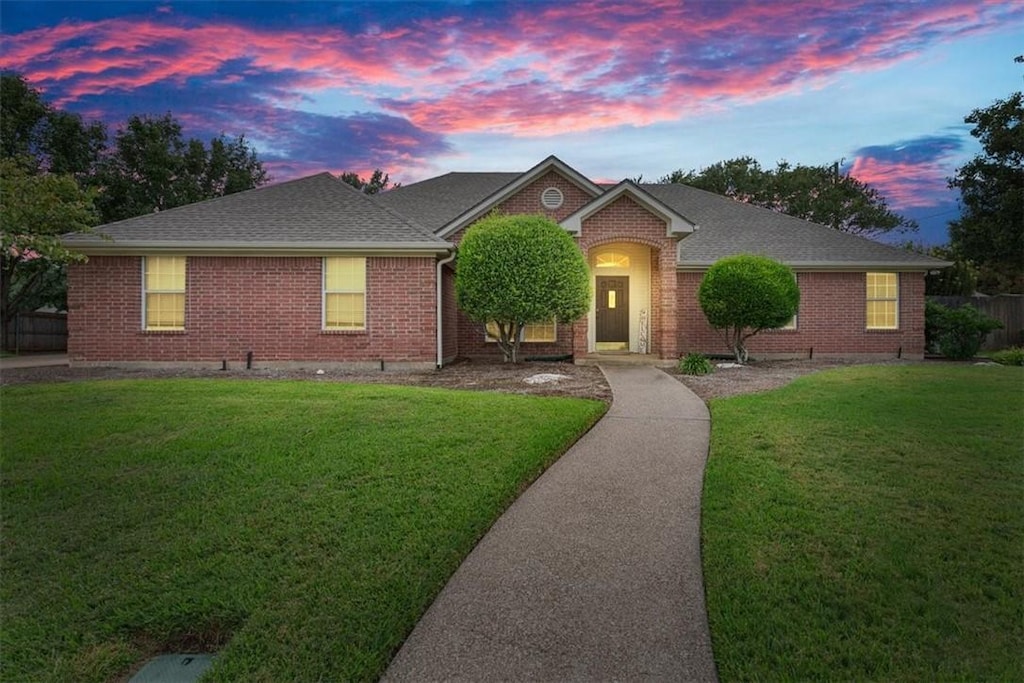 view of front of home featuring a lawn