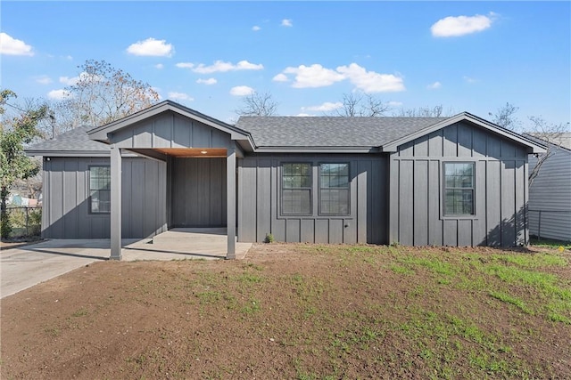 view of front of property with a front lawn