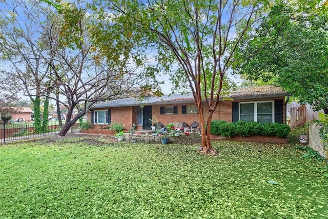 ranch-style house featuring a front lawn