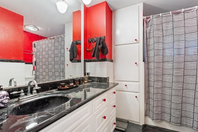 bathroom with a shower with curtain and vanity